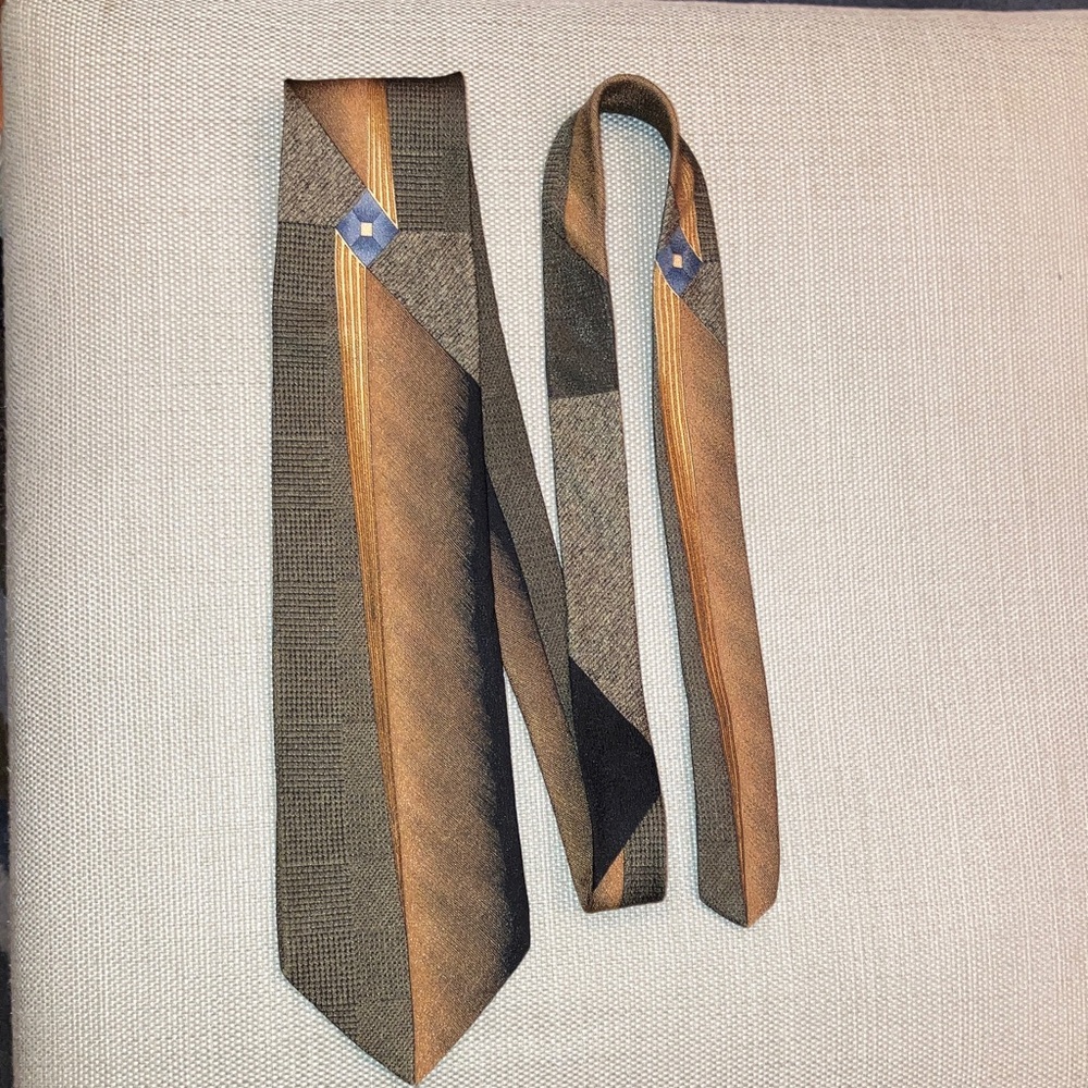 Bill Blass Black Label vintage silk tie, brown tones with blue